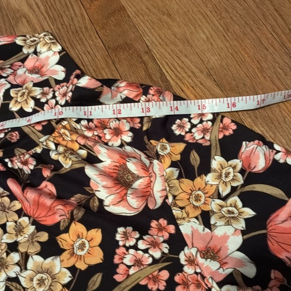 Kim & Cami Floral Short Sleeve Tee - Black and Pink - Picture 10 of 14